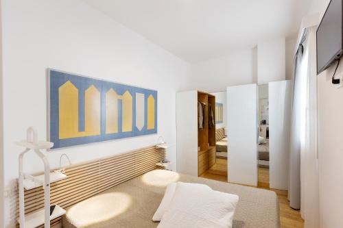 sypialnia z łóżkiem i dużym obrazem na ścianie w obiekcie Alla Vecchia Porta 16 w mieście Monopoli