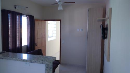 Televízia a/alebo spoločenská miestnosť v ubytovaní Kitnetes Mar Azul