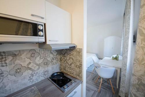 eine kleine Küche mit einer Mikrowelle und einem Tisch in der Unterkunft Antica Dimora Pellegrino in Pistoia