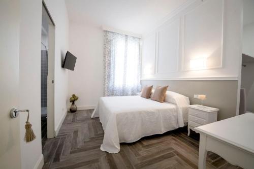 ピストイアにあるAntica Dimora Pellegrinoの白いベッドルーム(白いベッド1台、窓付)