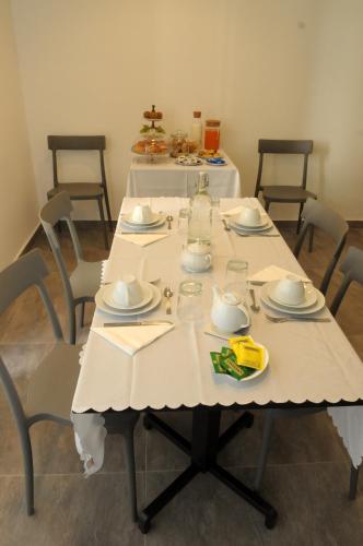 een tafel met een wit tafelkleed erop bij Della torre rooms in Lecce