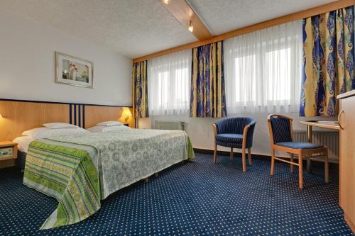 Tempat tidur dalam kamar di Hotel am Feuersee