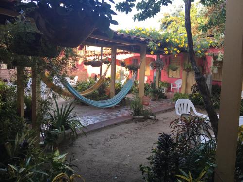 Taman di luar Algodoal Bela Mar Pousada