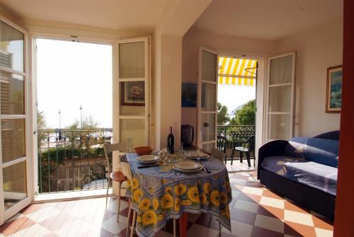 a living room with a table and a couch at Giada in Moneglia