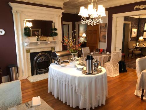 ein Esszimmer mit einem Tisch und einer Kaffeemaschine darauf in der Unterkunft Penley House Bed & Breakfast in Auburn