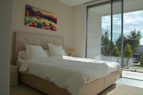 オリフエラ・コスタにあるLimonero 17, golf club in Las Colinasのベッドルーム(大型ベッド1台、大きな窓付)