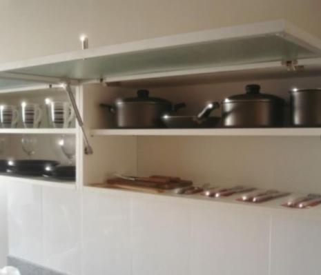 布宜諾斯艾利斯的住宿－Palermo Soho，厨房里摆放着锅碗瓢盆的架子