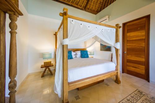 Un pat sau paturi într-o cameră la Aquamarine Beach Villas