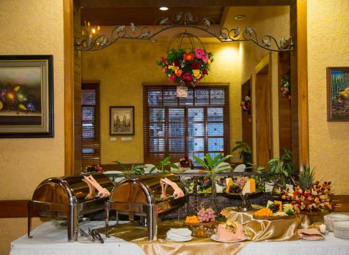 ein Esszimmer mit einem Spiegel und einem Tisch mit Speisen in der Unterkunft Hotel Cafe in Jinotega