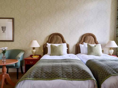 Ένα ή περισσότερα κρεβάτια σε δωμάτιο στο Dumbleton Hall Hotel