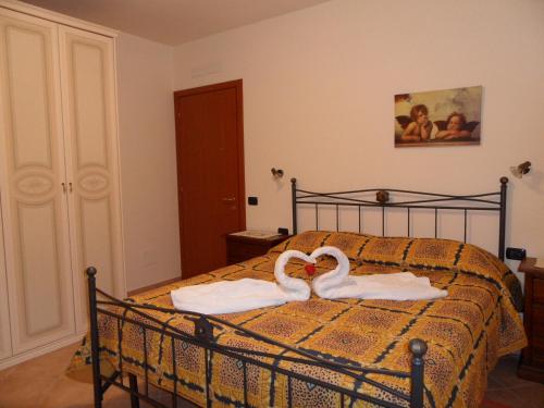 dois cisnes estão sentados em cima de uma cama em Podere San Pierino em Montelupo Fiorentino