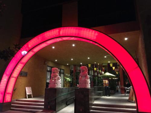 a red archway in front of a building at Best Western Plus Dragon Gate Inn in Los Angeles