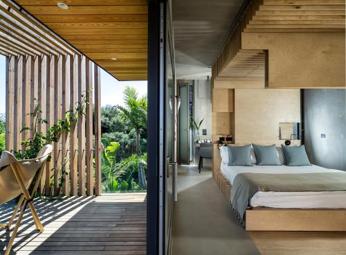 een slaapkamer met een groot bed en een balkon bij Donna Carmela Resort & Lodges in Riposto