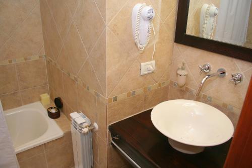 オステンデにあるAyres del Esteのバスルーム(洗面台付)、壁掛け電話