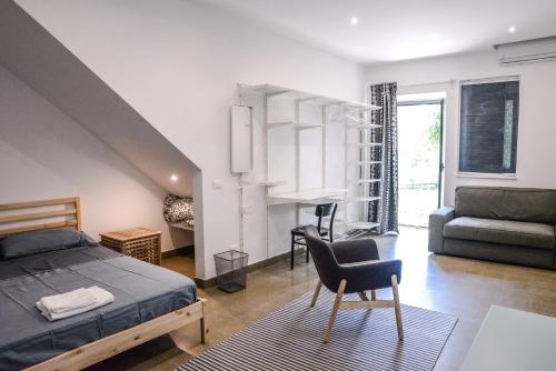 een slaapkamer met een bed en een woonkamer bij Case Vacanze - Antico Corso in Catania