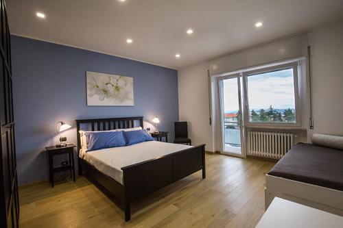 een slaapkamer met een groot bed en een groot raam bij Casa Angela in Campobasso