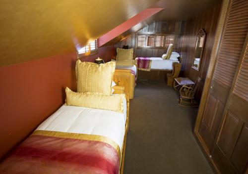 a room with two beds and a room with two beds at Madonna Inn in San Luis Obispo