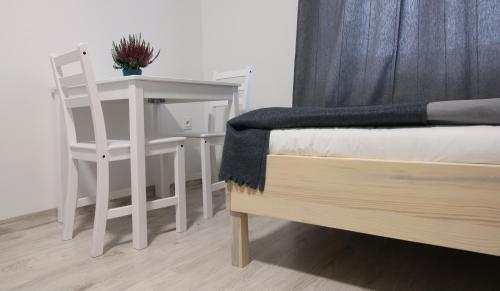 Willa BROWAR pokoje gościnne w centrum miasta na starówce, Self check in 24H, FV, TV Smart, Darmowe Wi-Fi, Parking, W sąsiedztwie restauracji i kawiarni, Usługi escort zakazaneにあるベッド
