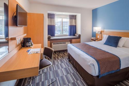 Ein Bett oder Betten in einem Zimmer der Unterkunft Microtel Inn & Suites by Wyndham Culiacán