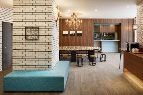 東京的住宿－the b shimbashi toranomon，厨房以及带砖墙的用餐室。