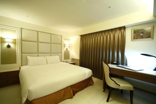 เตียงในห้องที่ Nest Hotel