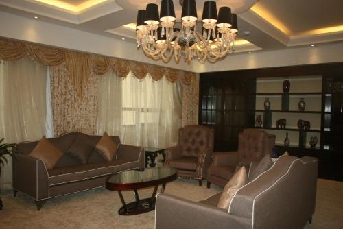 a living room with couches and a chandelier at Zhengzhou Jianguo Hotel in Zhengzhou
