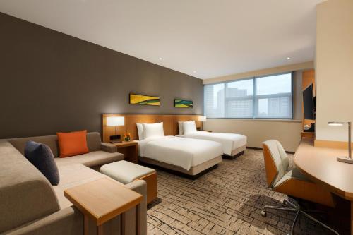 Un pat sau paturi într-o cameră la Hyatt Place Yinchuan Yuecaicheng