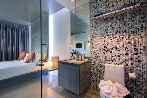 Кровать или кровати в номере Kamala Resotel, SHA Extra Plus