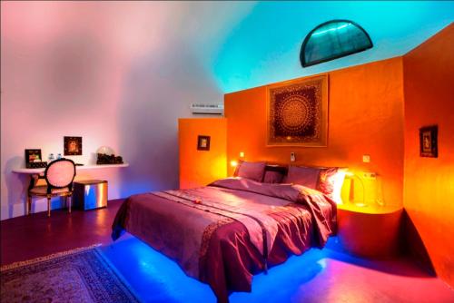 una camera da letto con un letto con luci di Bel Air Resort a Gili Air