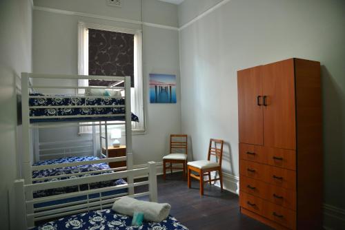 Bunk bed o mga bunk bed sa kuwarto sa Geraldton Backpackers