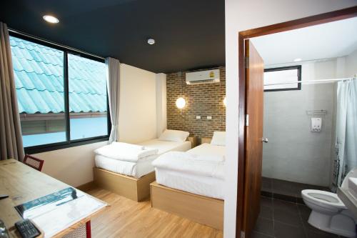 Gallery image of Give Me 5 Hostel in Chiang Mai