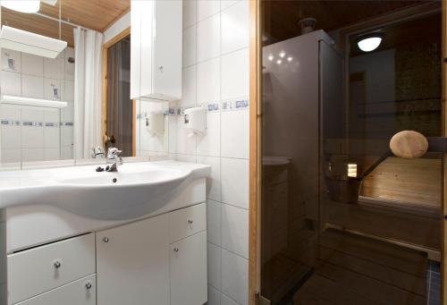 Kylpyhuone majoituspaikassa Holiday Club Airisto Apartments
