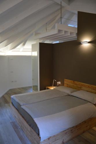 1 dormitorio con 1 cama grande en una habitación en Dimora diffusa Sannicolò al Fiume, en Rovereto