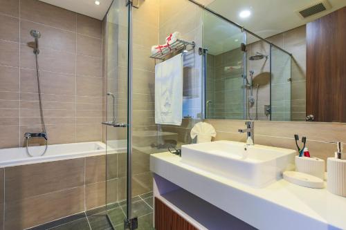 Vonios kambarys apgyvendinimo įstaigoje Aurora Serviced Apartments