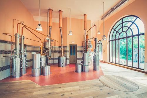 una sala de degustación de cervecerías con un montón de tuberías en Hotel SKANZEN en Velehrad
