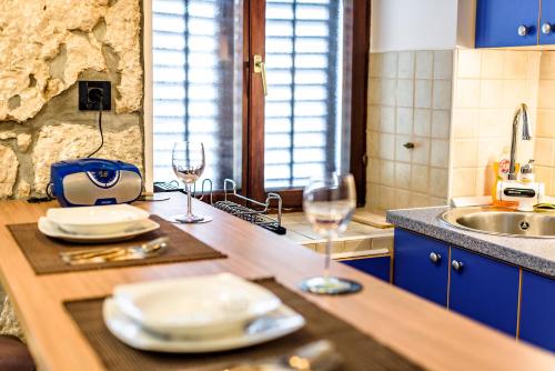 kuchnia z dwoma kieliszkami wina na ladzie w obiekcie Apartment Studio-25 w mieście Rijeka