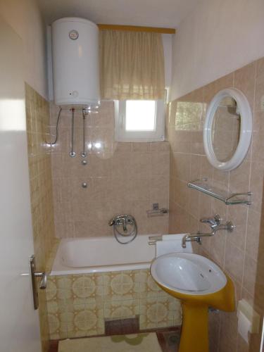 Seaview Family Apartment with Grand Terrace