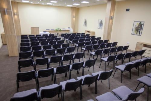 an empty lecture hall with chairs in it at Hotel Srbija in Vršac