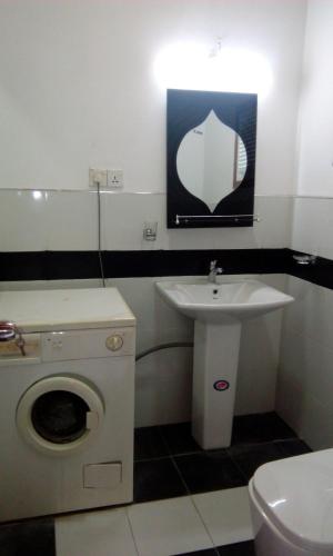 Un baño de Surewo Apartment