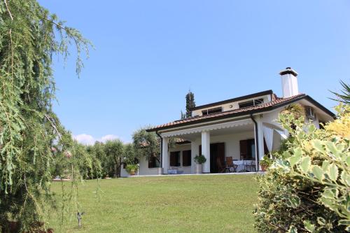 バルドリーノにあるVilla Costabella - Bardolino Veronaの草の庭のある大きな白い家