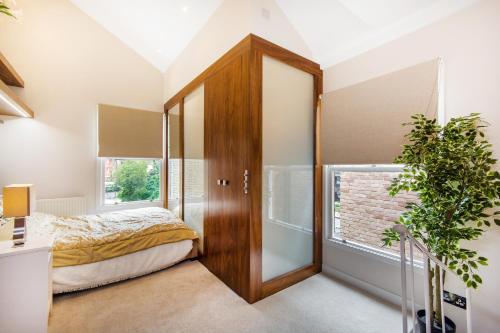 ロンドンにあるCharming Flat Batterseaのベッドルーム(ベッド1台、窓付)
