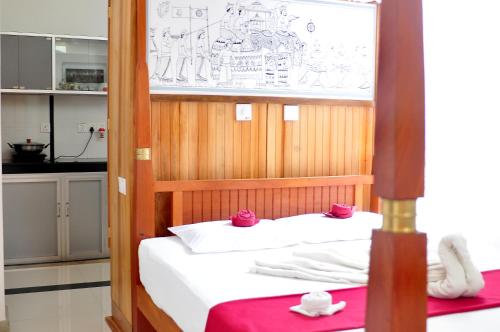 - une chambre dotée d'un lit avec des paquets rouges dans l'établissement Surewo Apartment, à Bentota