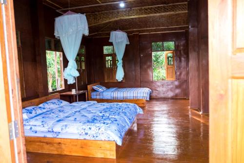 En eller flere senge i et værelse på Innthar Lodge Home Stay