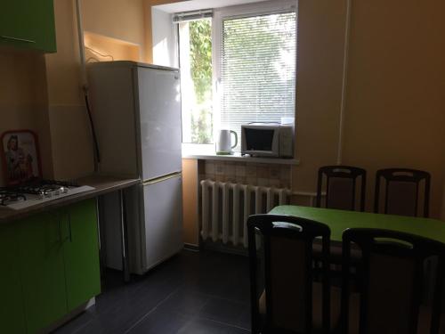 Een keuken of kitchenette bij Apartment on Truhanova