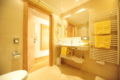 Koupelna v ubytování Hotel Dorfstadl