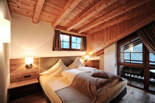 Postel nebo postele na pokoji v ubytování Hotel Dorfstadl