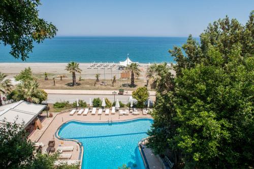アギオカンポスにあるGolden Beach Hotelのスイミングプールとビーチの景色を望めます。