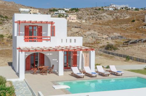 una villa con piscina e una casa di Natura Villas in Naxos a Mikri Vigla