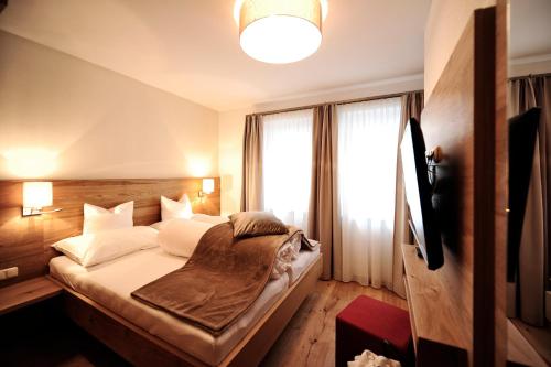 Postel nebo postele na pokoji v ubytování Hotel Dorfstadl