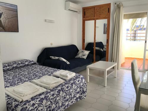 Postel nebo postele na pokoji v ubytování Estudios y Apartamentos Benal Beach